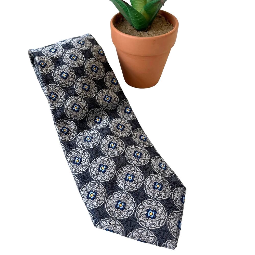 Jos A Bank Signature Collection Mens Tie Gray Floral Textured 100% Silk 3.75"